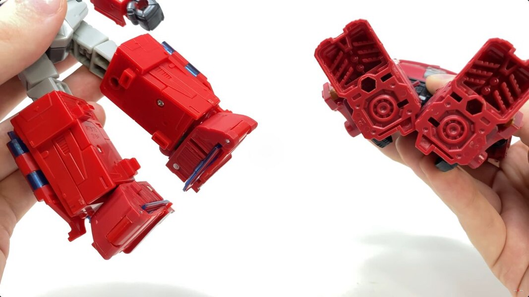 Studio Series 86 Ironhide Voyager In Hand Image  (25 of 56)